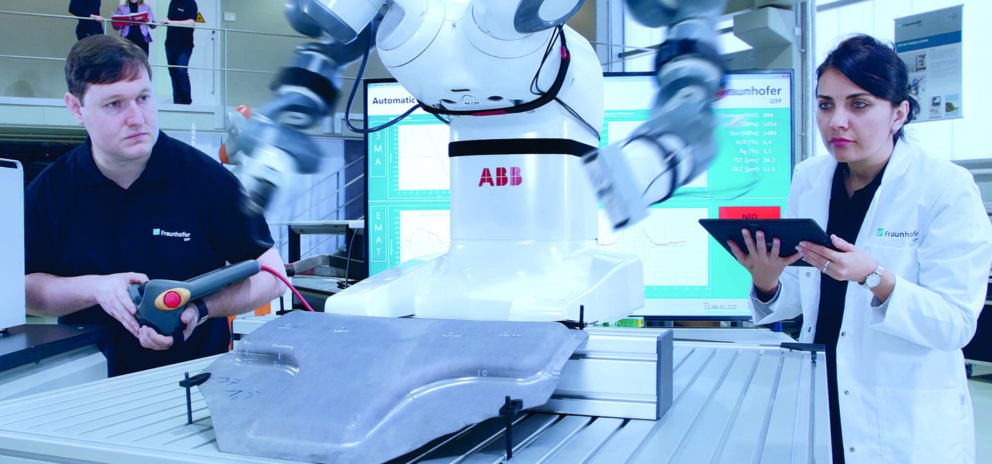 Die 3MA-Prüftechnik (Mikromagnetische Multiparameter-, Mikrostruktur- und Spannungsanalyse) als schnelleres und kostengünstigeres zerstörungsfreies Prüfverfahren erlaubt es, mehrere relevante Qualitätsmerkmale des Werkstoffs wie Härte und die Kenngrößen des Zugversuchs gleichzeitig zu bestimmen. Das Verfahren kann wahlweise händisch oder vollständig automatisiert eingesetzt und in den Fertigungsprozess integriert werden.