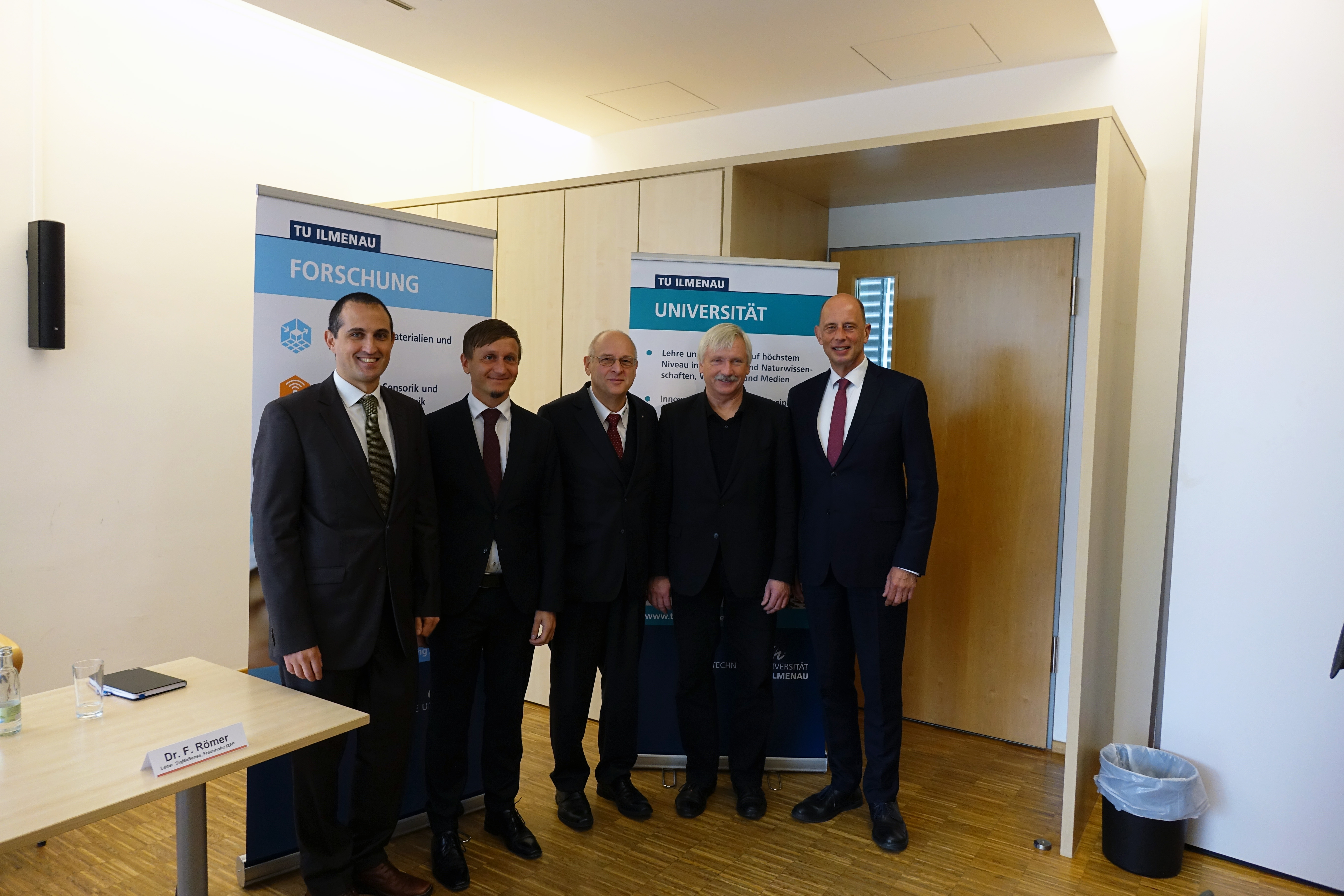 Giovanni Del Galdo and Florian Römer from ”SigMaSense”, Randolf Hanke (Fraunhofer IZFP), Rector Peter Scharff and Minister Wolfgang Tiefensee (from left) present the new perspectives for Ilmenau.