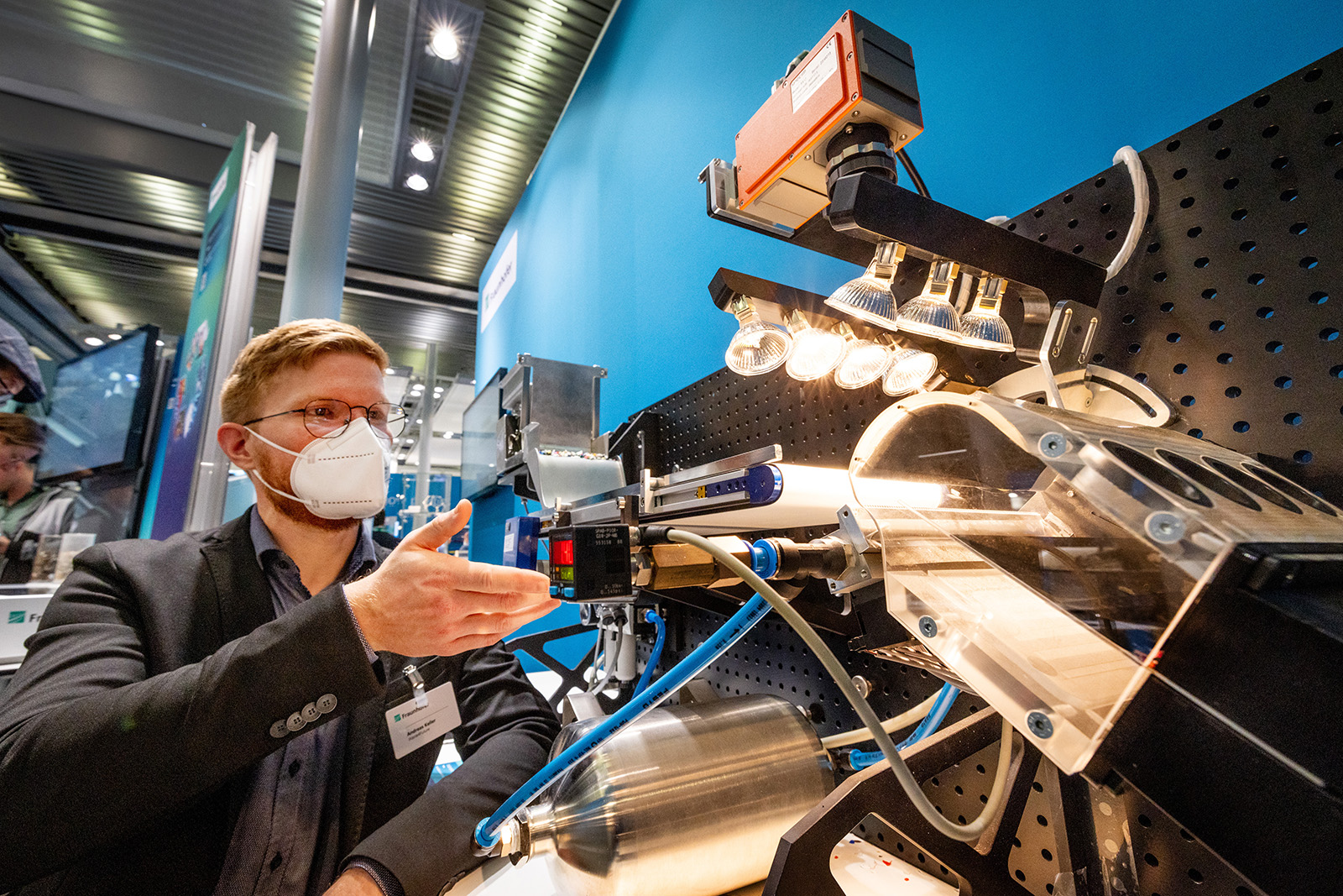 Andreas Keller, Wissenschaftler aus dem Waste4Future-Konsortium am Demonstrator.